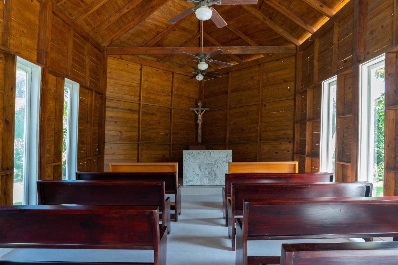 Tropical Deluxe Princess Punta Cana Buitenkant foto Interior of the chapel