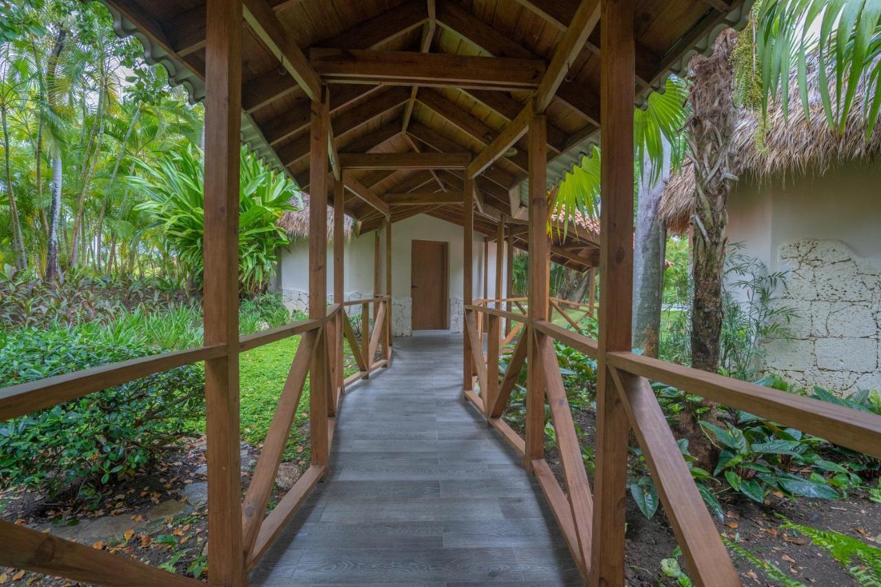 Tropical Deluxe Princess Punta Cana Buitenkant foto A walkway at the resort