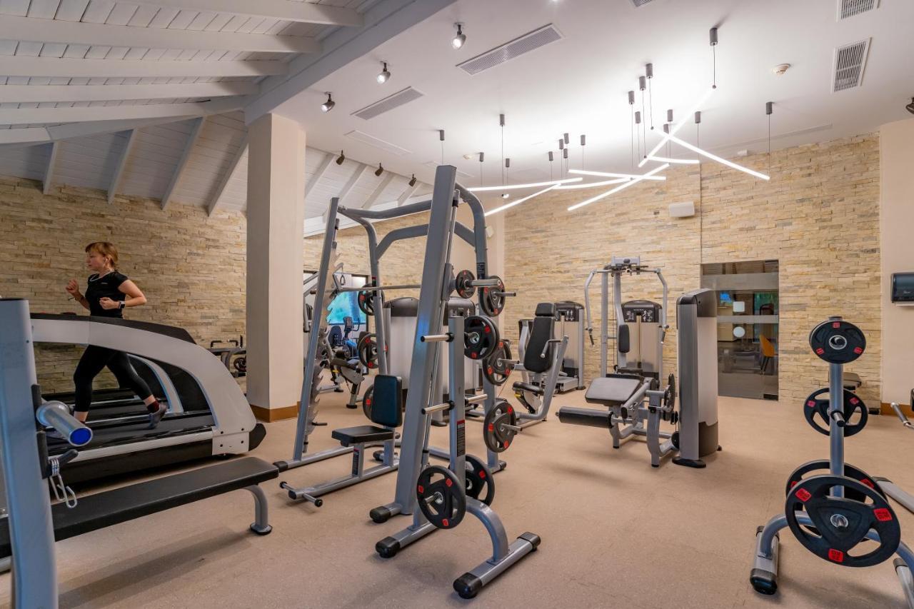 Tropical Deluxe Princess Punta Cana Buitenkant foto The gym at the hotel
