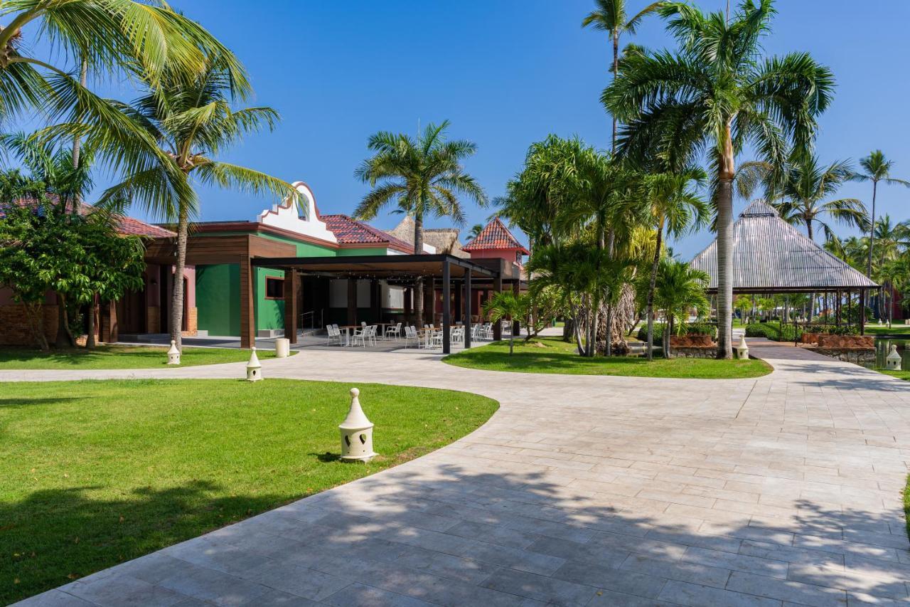 Tropical Deluxe Princess Punta Cana Buitenkant foto The resort's grounds