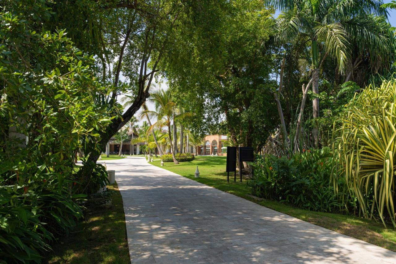 Tropical Deluxe Princess Punta Cana Buitenkant foto A street in the community