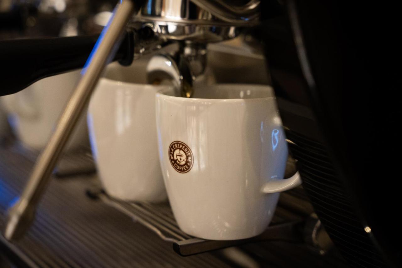 Tropical Deluxe Princess Punta Cana Buitenkant foto A coffee machine making espresso