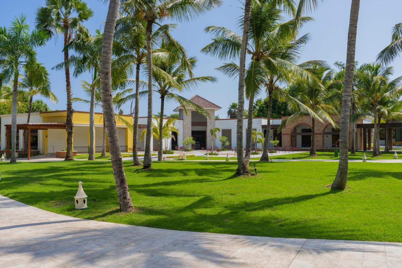 Tropical Deluxe Princess Punta Cana Buitenkant foto The resort's grounds