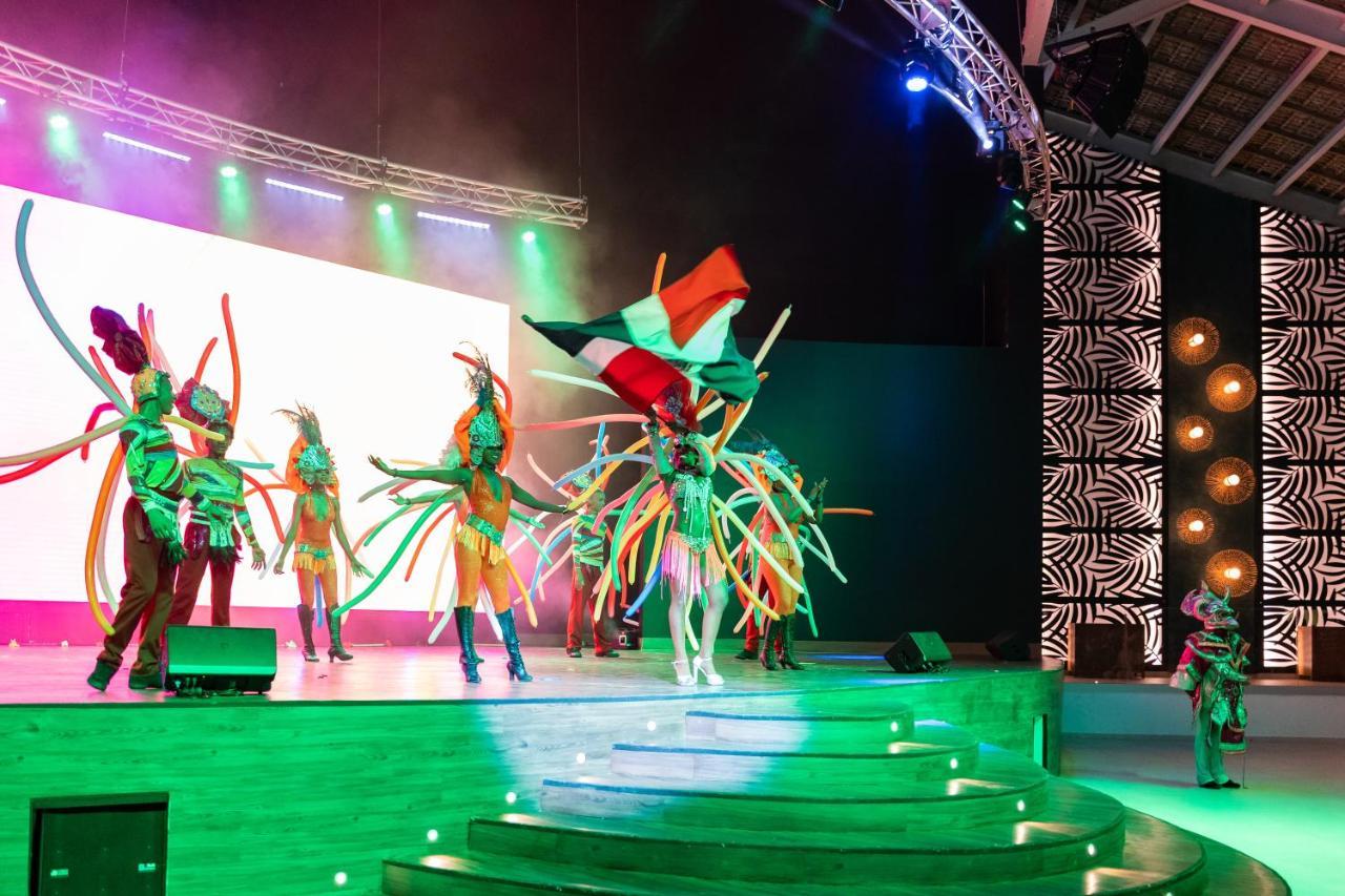 Tropical Deluxe Princess Punta Cana Buitenkant foto The stage of the show
