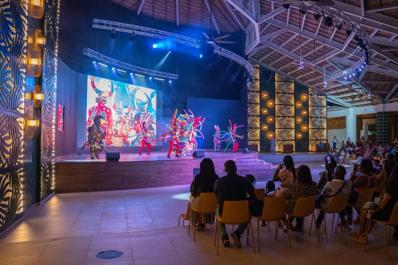 Tropical Deluxe Princess Punta Cana Buitenkant foto The stage at the resort's main lobby