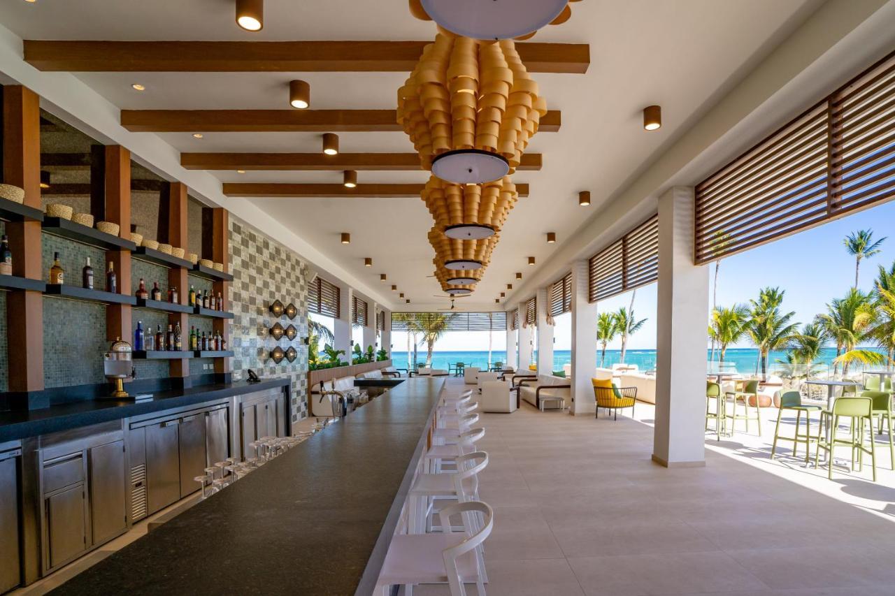 Tropical Deluxe Princess Punta Cana Buitenkant foto The bar at the beach club