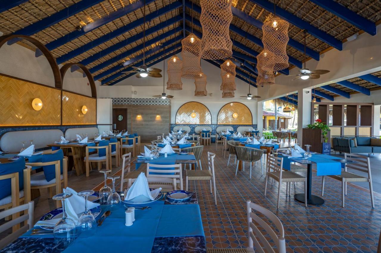 Tropical Deluxe Princess Punta Cana Buitenkant foto Restaurant at the resort