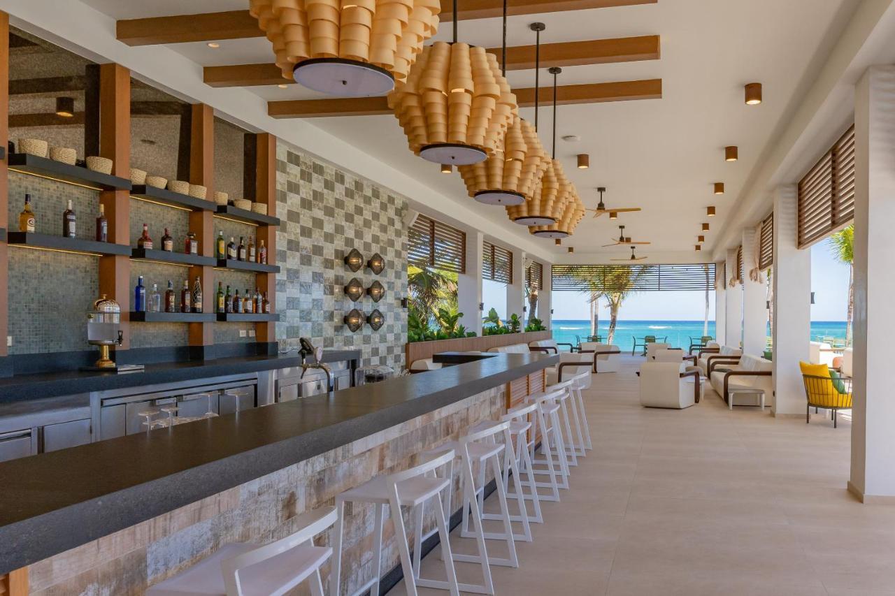 Tropical Deluxe Princess Punta Cana Buitenkant foto The bar at the rooftop lounge