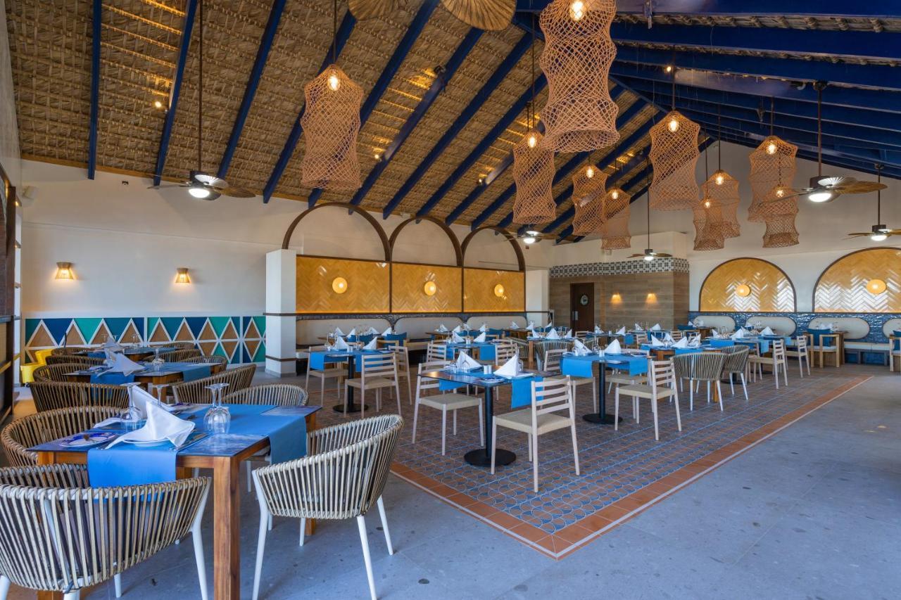 Tropical Deluxe Princess Punta Cana Buitenkant foto Restaurant at the resort