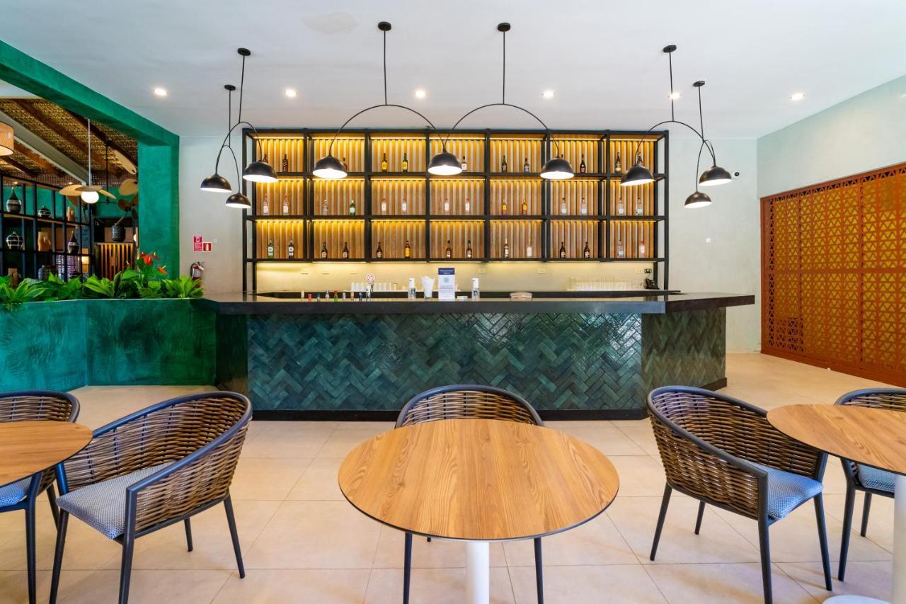 Tropical Deluxe Princess Punta Cana Buitenkant foto The bar at the clubhouse