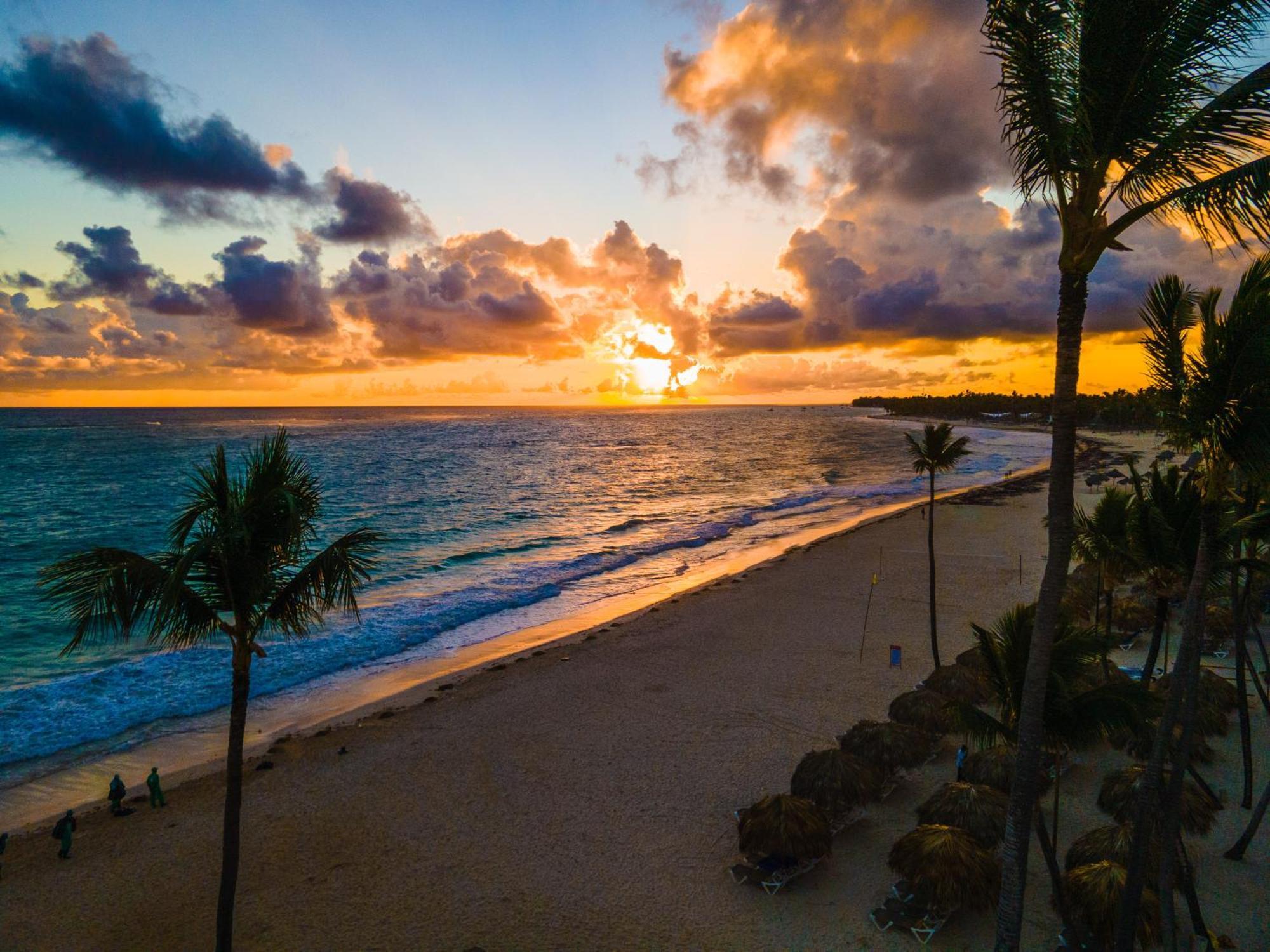 Tropical Deluxe Princess Punta Cana Buitenkant foto Sunset at the beach